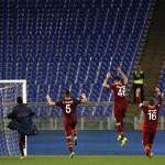 Spieler des AS Roma fiern vor leerer Kurve